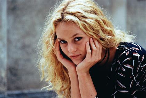 32 Breathtaking Photos of Vanessa Paradis Through。